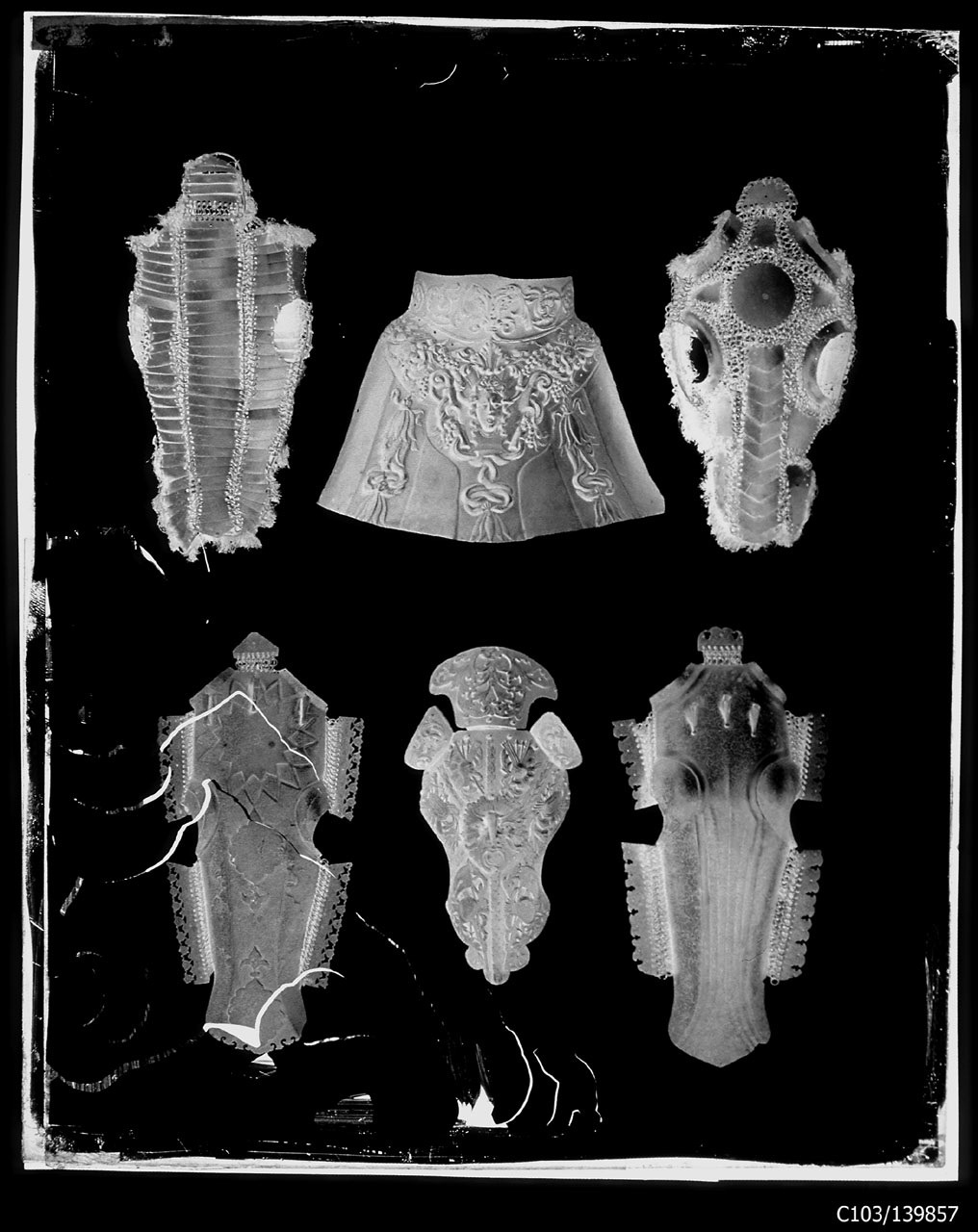 Torino - Armeria Reale - Armi difensive - Armature - Finimenti equestri - Conti di Carmagnola - D25 - D28 - D29 - D30 - D31 - D34 (negativo) di Anonimo (studio), Berra Bussolino Celestina - Berra Favale Gustava (studio) (XIX)