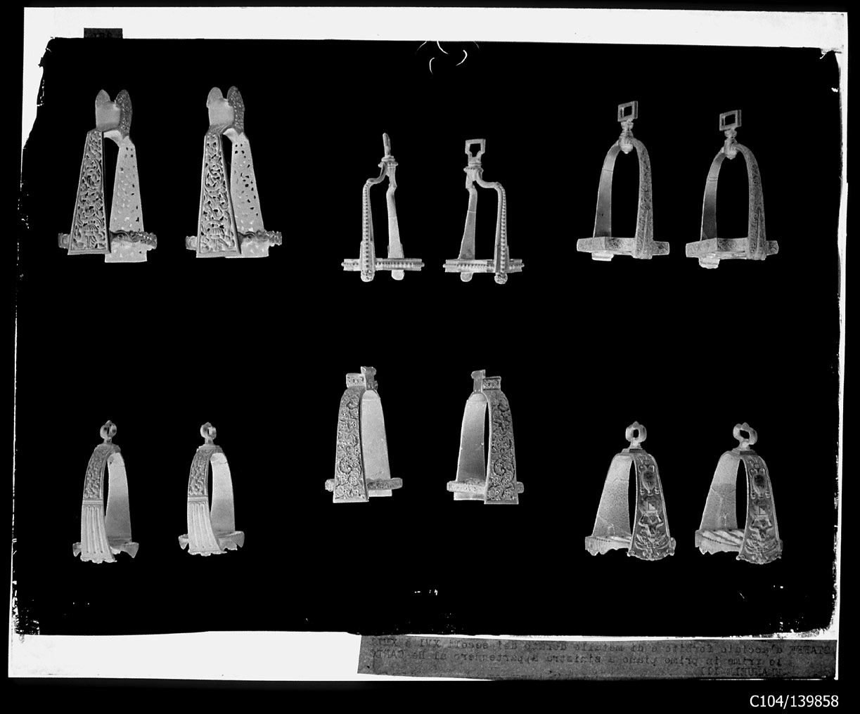 Torino - Armeria Reale - Armi difensive - Armature - Finimenti equestri - D70 - D71 - D73 - D74 - D79 - D80 - D87 - D88 - D89 - D90 - D91 - D92 (negativo) di Anonimo (studio), Berra Bussolino Celestina - Berra Favale Gustava (studio) (XIX)