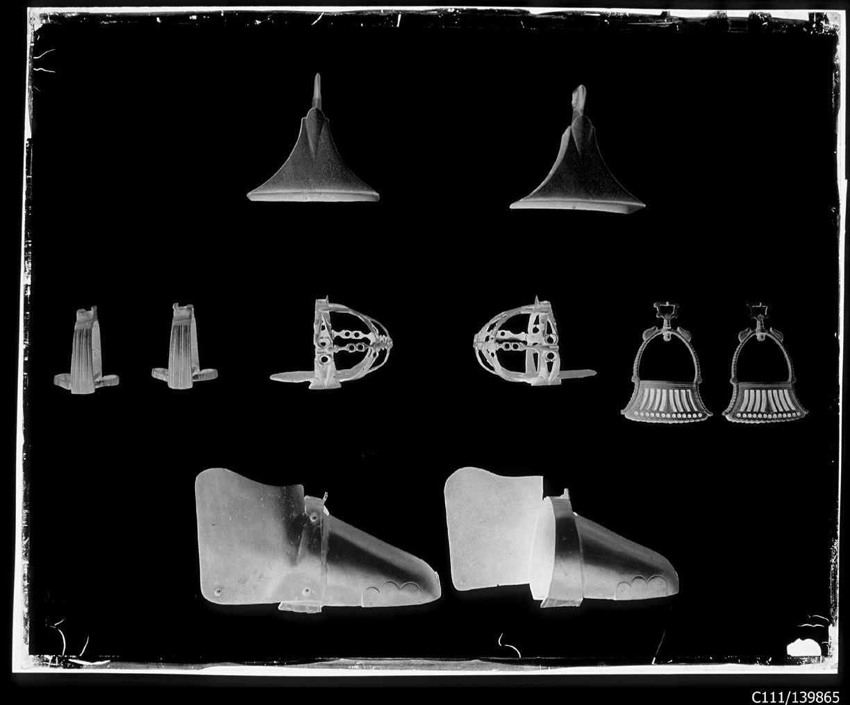 Torino - Armeria Reale - Armi difensive - Armature - Finimenti equestri - Staffe - D75 - D76 - D77 - D78 - D83 - D84 - D93 - D94 - D109 - D110 (negativo) di Anonimo (studio), Berra Bussolino Celestina - Berra Favale Gustava (studio) (XIX)