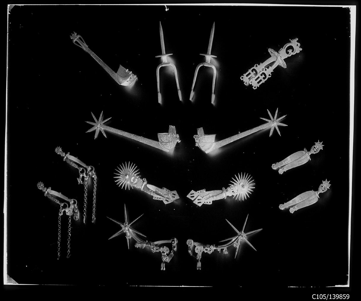 Torino - Armeria Reale - Armi difensive - Armature - Finimenti equestri - Speroni - D113-114 - D115 - D123-124 - D130-131 - D135-136 - D144-145 - D146 - D147 - D148 (negativo) di Anonimo (studio), Berra Bussolino Celestina - Berra Favale Gustava (studio) (XIX)