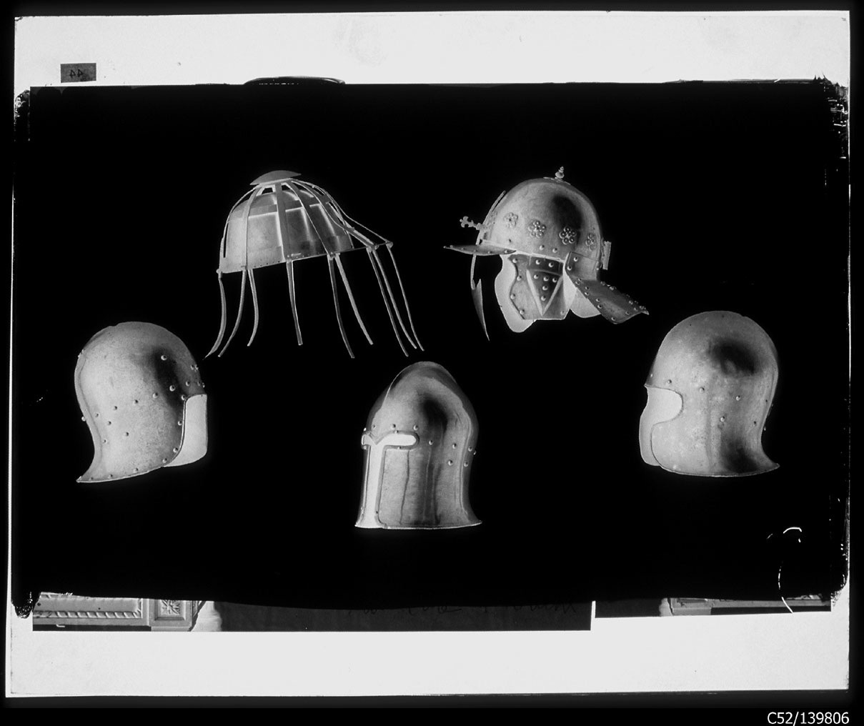 Torino - Armeria Reale - Armi difensive - Armature (parti) - Elmi - E7 - E8 - E9 - E119 - E130 (negativo) di Anonimo (studio), Berra Bussolino Celestina - Berra Favale Gustava (studio) (XIX)