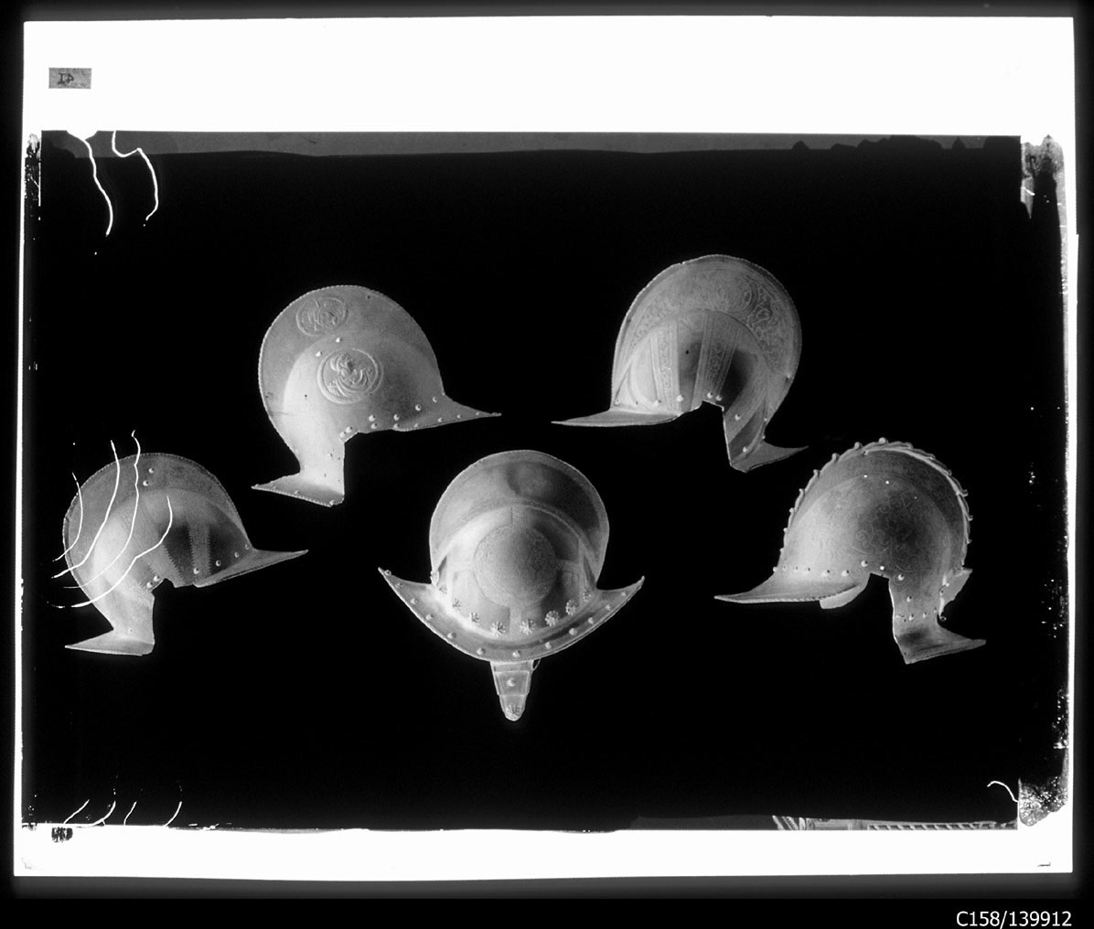 Torino - Armeria Reale - Armi difensive - Armature (parti) - Elmi - Vittorio Amedeo I - E18 - E40 - E41 - E49 - E55 (negativo) di Anonimo (studio), Berra Bussolino Celestina - Berra Favale Gustava (studio) (XIX)