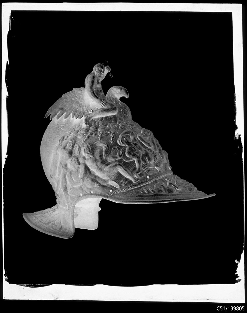 Torino - Armeria Reale - Armi difensive - Armature (parti) - Elmi - E32 (negativo) di Anonimo (studio), Berra Bussolino Celestina - Berra Favale Gustava (studio) (XIX)