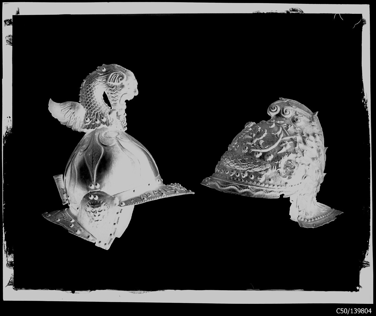 Torino - Armeria Reale - Armi difensive - Armature (parti) - Elmi - E33 - E37 (negativo) di Anonimo (studio), Berra Bussolino Celestina - Berra Favale Gustava (studio) (XIX)