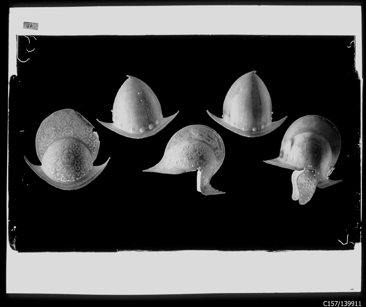 Torino - Armeria Reale - Armi difensive - Armature (parti) - Elmi - E42 - E43 - E62 - E74 - E75 (negativo) di Anonimo (studio), Berra Bussolino Celestina - Berra Favale Gustava (studio) (XIX)