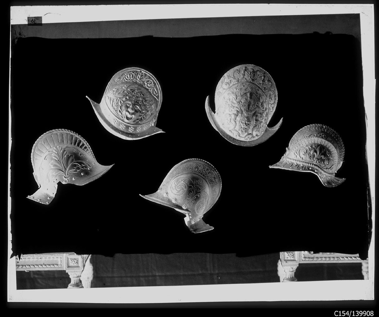 Torino - Armeria Reale - Armi difensive - Armature (parti) - Elmi - E44 - E45 - E53 - E60 - E61 (negativo) di Anonimo (studio), Berra Bussolino Celestina - Berra Favale Gustava (studio) (XIX)