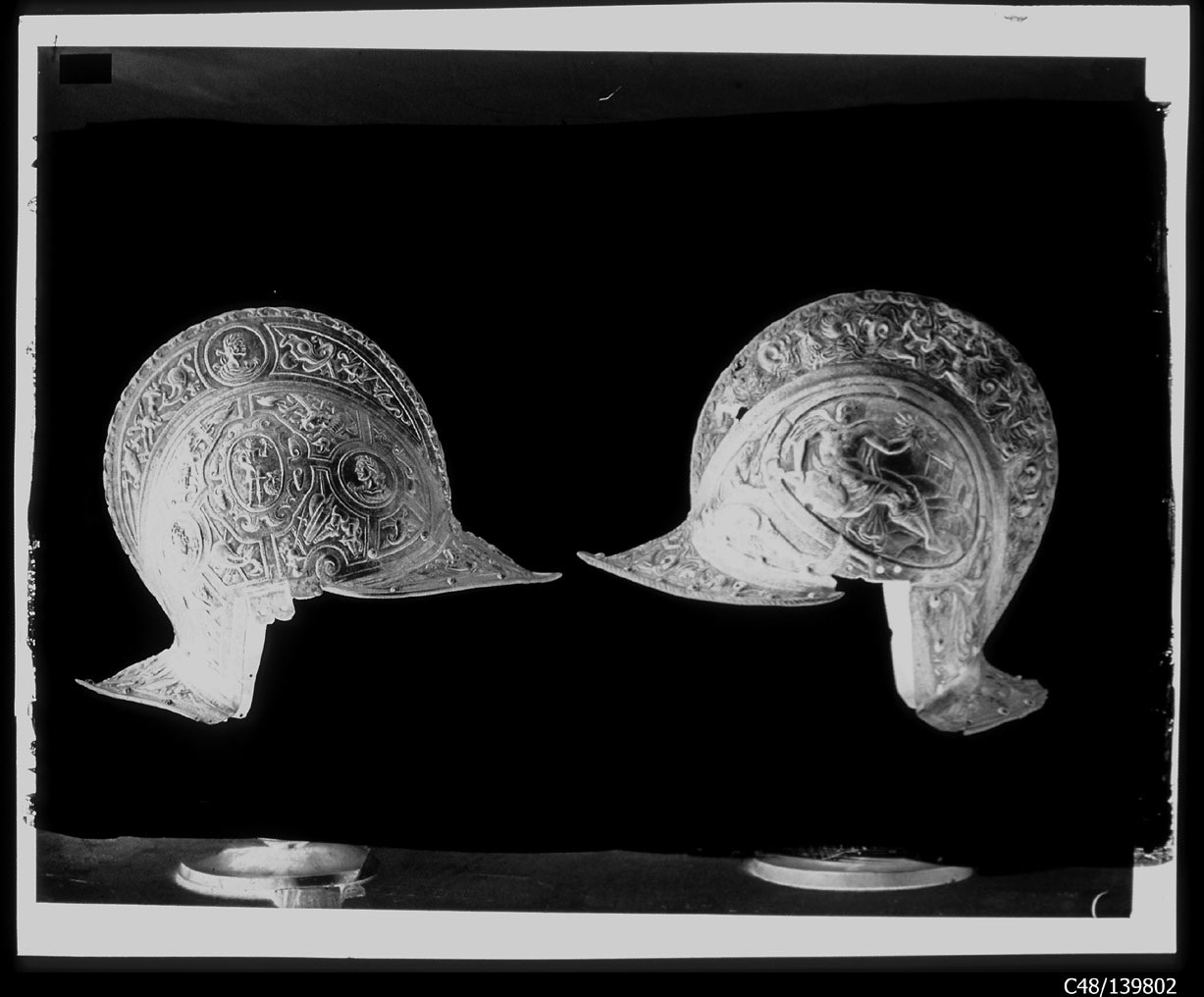 Torino - Armeria Reale - Armi difensive - Armature (parti) - Elmi - E46 - E47 (negativo) di Anonimo (studio), Berra Bussolino Celestina - Berra Favale Gustava (studio) (XIX)