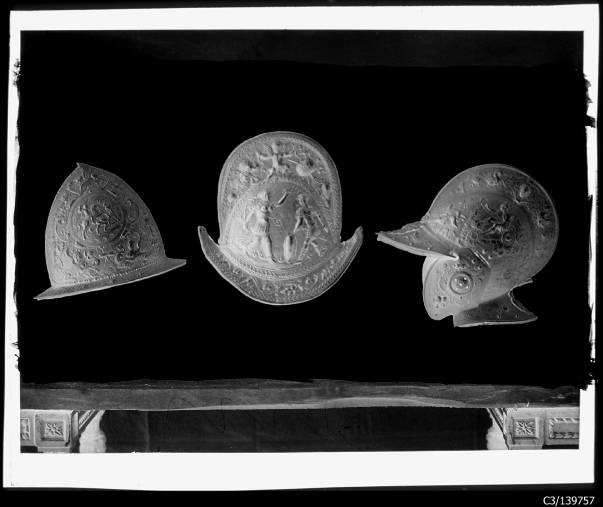 Torino - Armeria Reale - Armi difensive - Armature (parti) - Elmi - E51 - E67 - E116 (negativo) di Anonimo (studio), Berra Bussolino Celestina - Berra Favale Gustava (studio) (XIX)