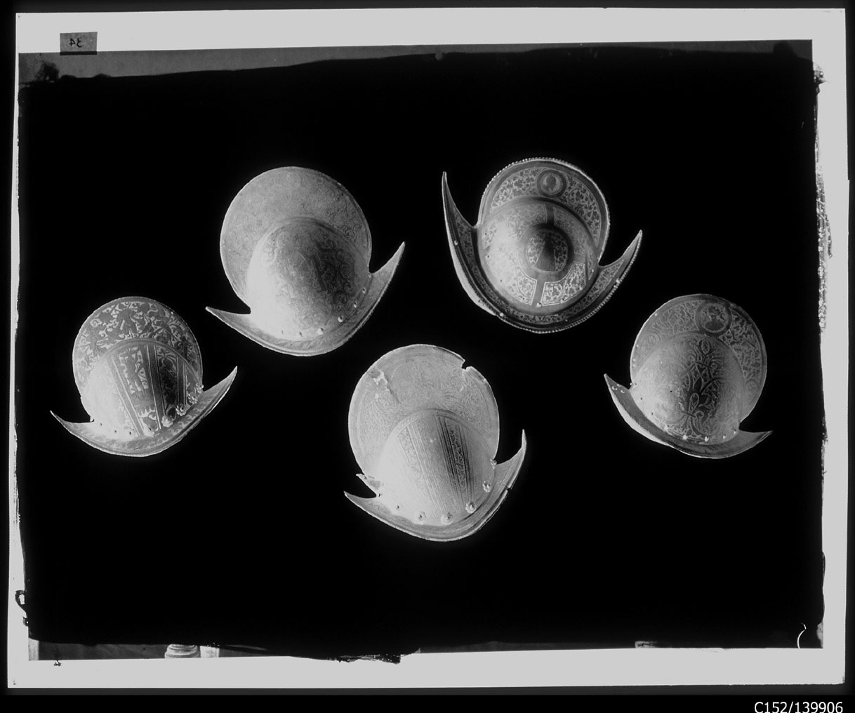 Torino - Armeria Reale - Armi difensive - Armature (parti) - Elmi - E54 - E59 - E63 - E64 - E65 (negativo) di Anonimo (studio), Berra Bussolino Celestina - Berra Favale Gustava (studio) (XIX)