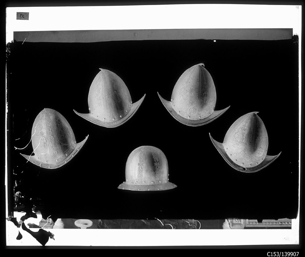 Torino - Armeria Reale - Armi difensive - Armature (parti) - Elmi - E79 - E80 - E81 - E82 - E113 (negativo) di Anonimo (studio), Berra Bussolino Celestina - Berra Favale Gustava (studio) (XIX)