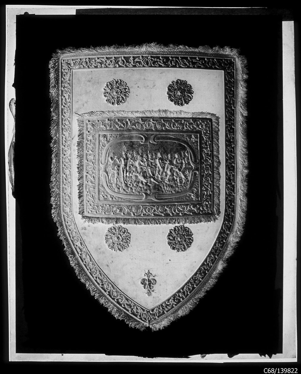 Torino - Armeria Reale - Armi difensive - Armature (parti) - Scudi - F4 (negativo) di Anonimo (studio), Berra Bussolino Celestina - Berra Favale Gustava (studio) (XIX)