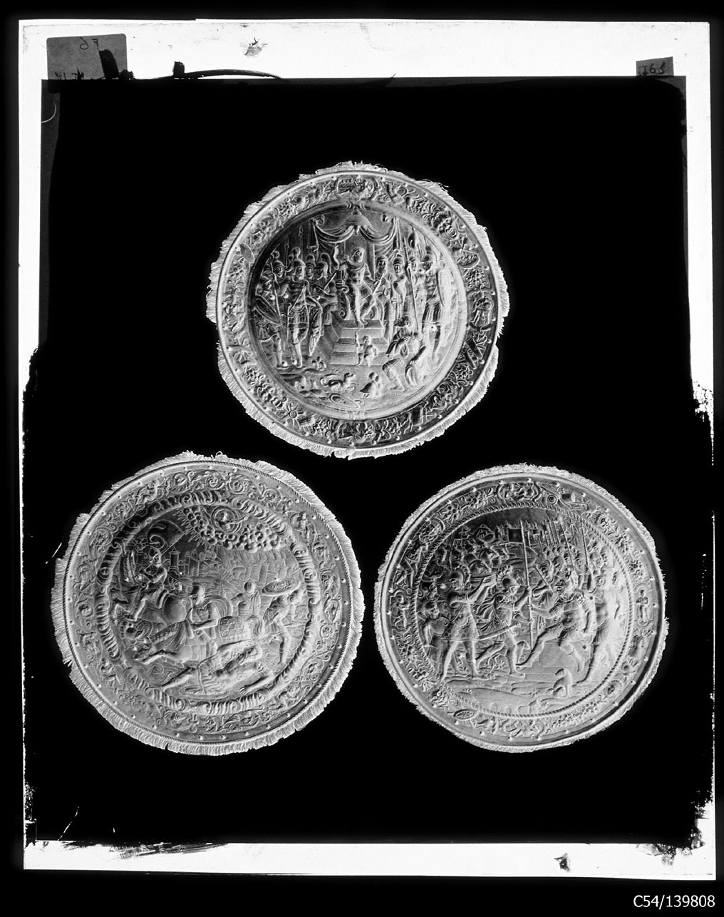 Torino - Armeria Reale - Armi difensive - Armature (parti) - Scudi - F6 - F7 - F17 (negativo) di Anonimo (studio), Berra Bussolino Celestina - Berra Favale Gustava (studio) (XIX)