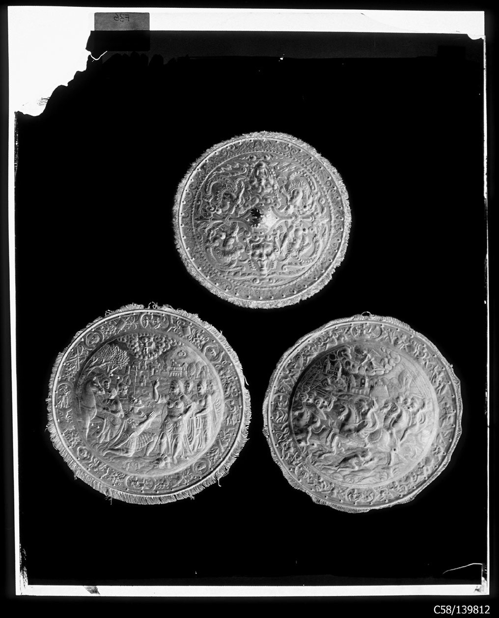 Torino - Armeria Reale - Armi difensive - Armature (parti) - Scudi - F8 - F10 - F36 (negativo) di Anonimo (studio), Berra Bussolino Celestina - Berra Favale Gustava (studio) (XIX)