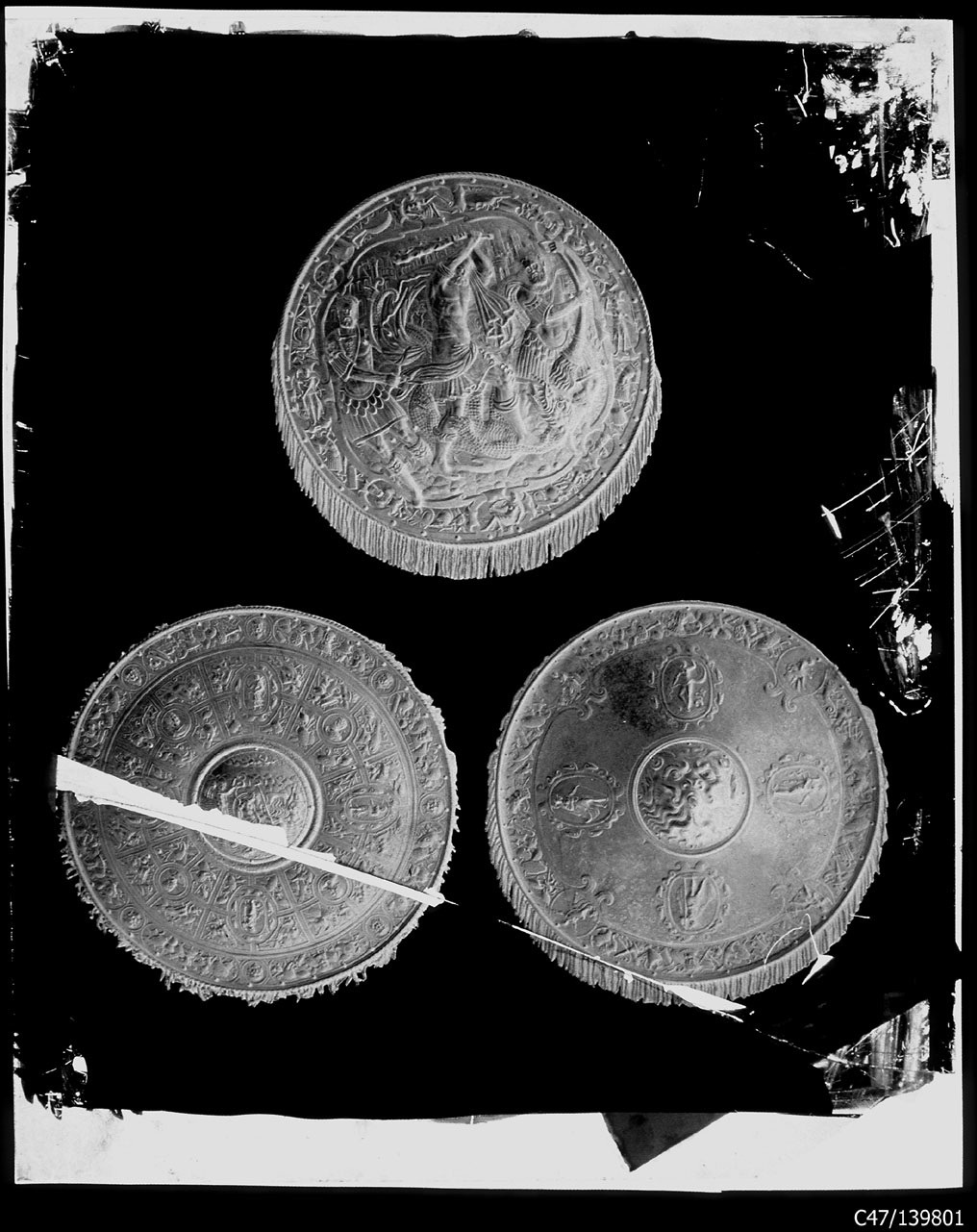 Torino - Armeria Reale - Armi difensive - Armature (parti) - Scudi - F13 - F14 - F35 (negativo) di Anonimo (studio), Berra Bussolino Celestina - Berra Favale Gustava (studio) (XIX)