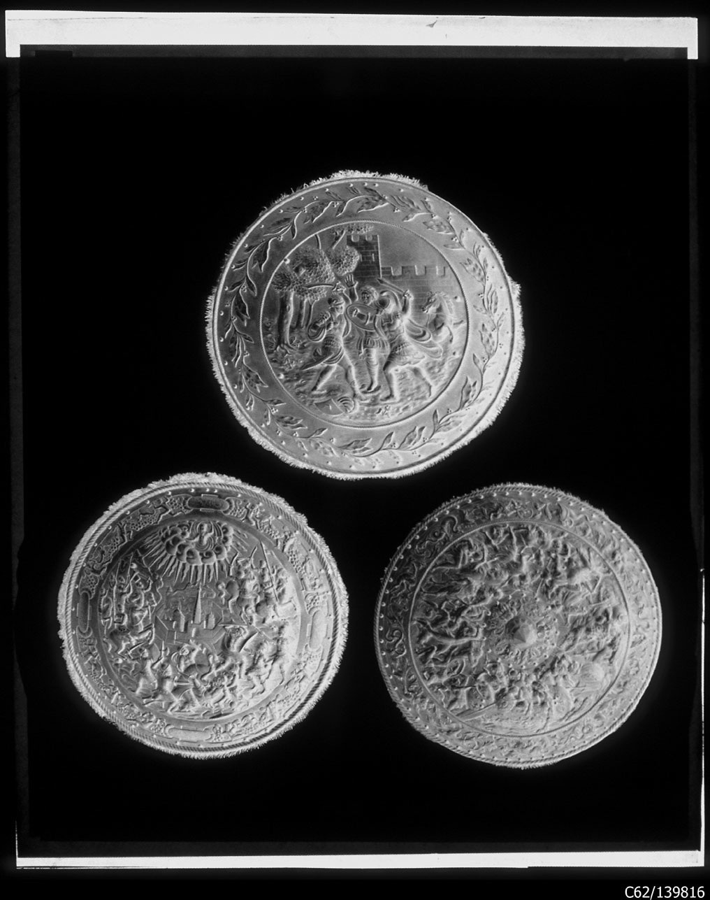 Torino - Armeria Reale - Armi difensive - Armature (parti) - Scudi - F18 - F19 - F74 (negativo) di Anonimo (studio), Berra Bussolino Celestina - Berra Favale Gustava (studio) (XIX)