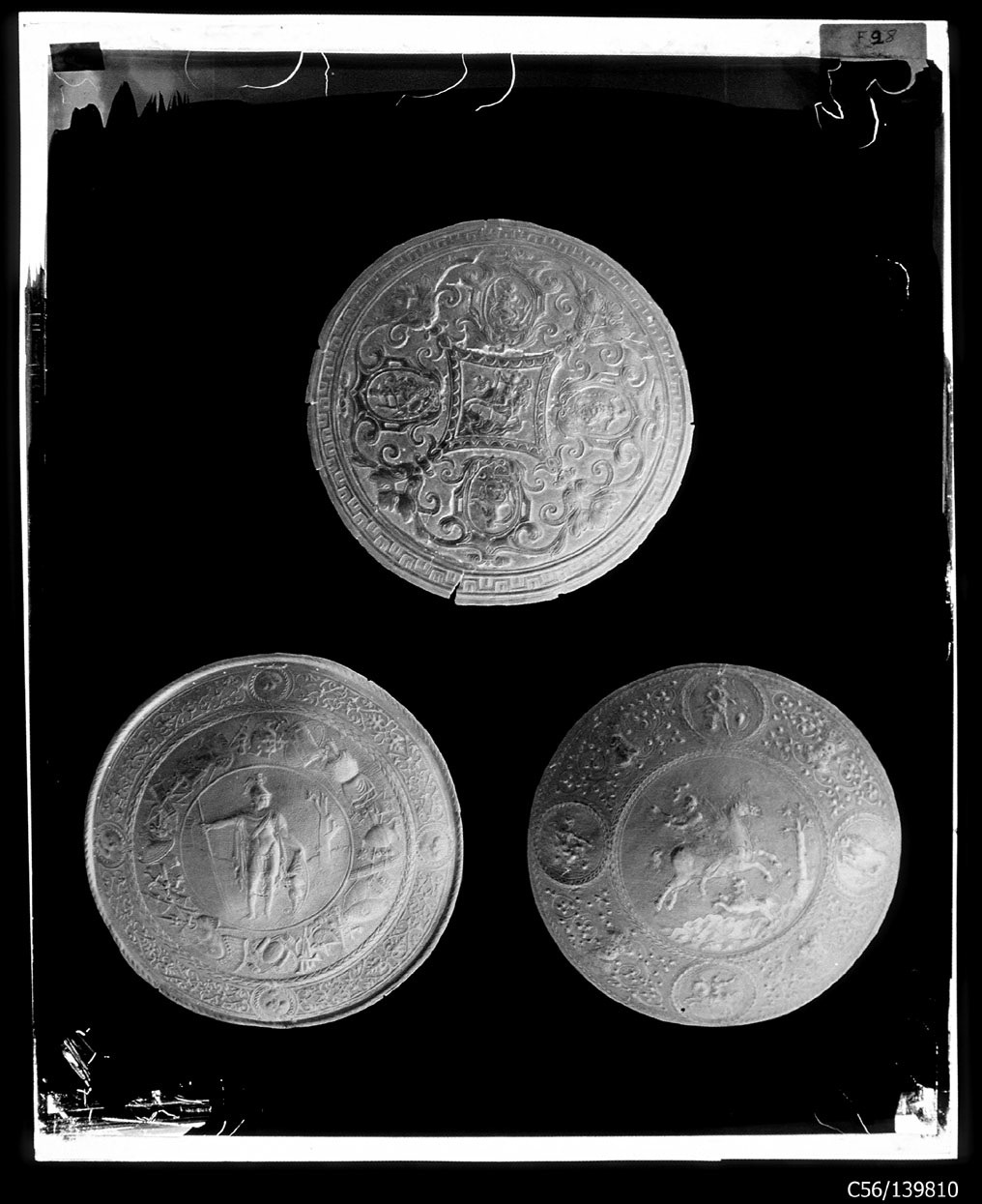 Torino - Armeria Reale - Armi difensive - Armature (parti) - Scudi - F26 - F28 - F29 (negativo) di Anonimo (studio), Berra Bussolino Celestina - Berra Favale Gustava (studio) (XIX)