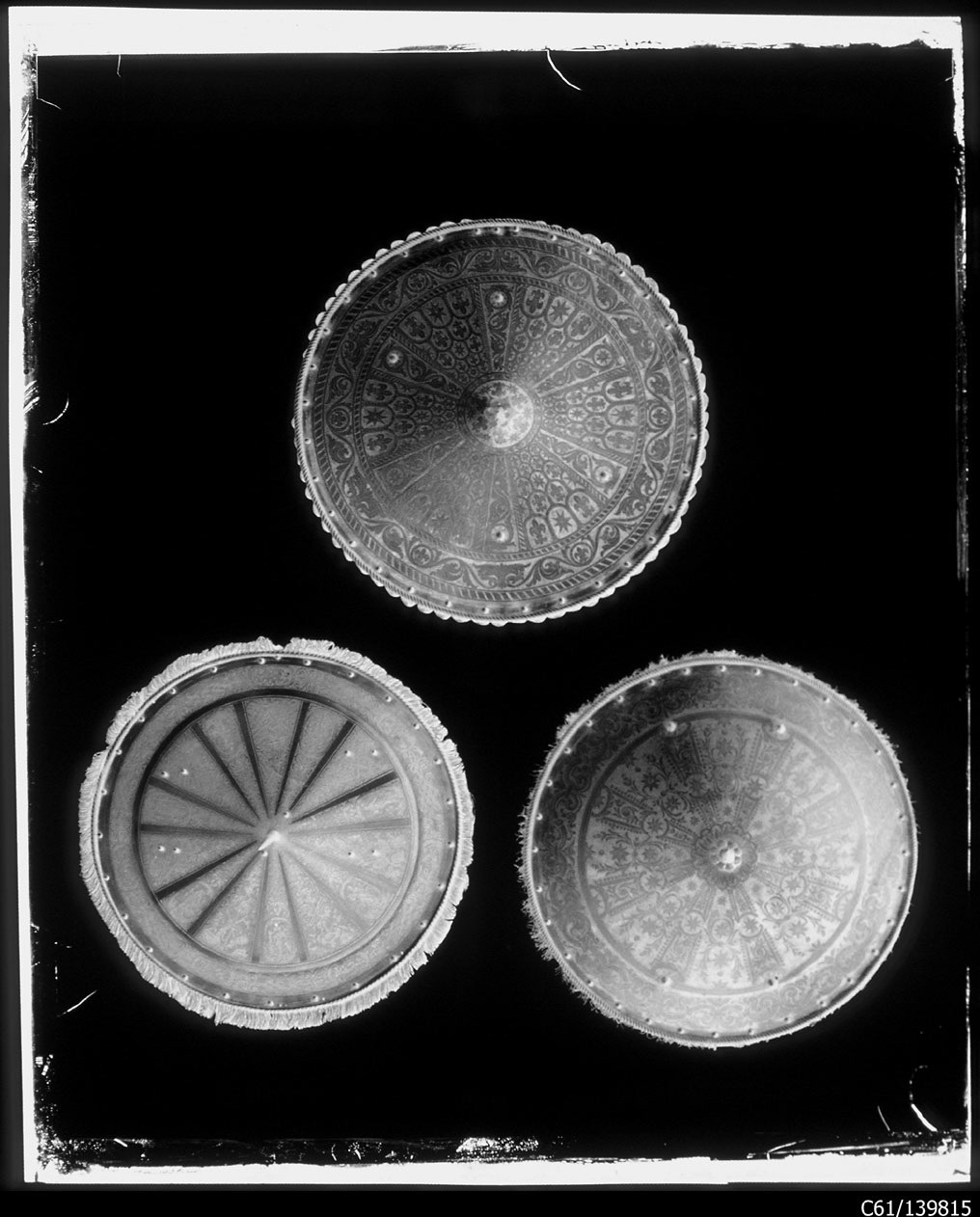 Torino - Armeria Reale - Armi difensive - Armature (parti) - Scudi - F32 - F61 - F71 (negativo) di Anonimo (studio), Berra Bussolino Celestina - Berra Favale Gustava (studio) (XIX)