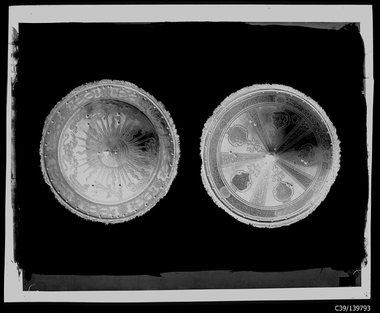 Torino - Armeria Reale - Armi difensive - Armature (parti) - Scudi - Carlo Emanuele I - F39 - F64 (negativo) di Anonimo (studio), Berra Bussolino Celestina - Berra Favale Gustava (studio) (XIX)