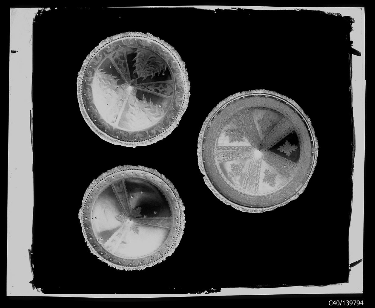 Torino - Armeria Reale - Armi difensive - Armature (parti) - Scudi - F43 - F69 - F70 (negativo) di Anonimo (studio), Berra Bussolino Celestina - Berra Favale Gustava (studio) (XIX)