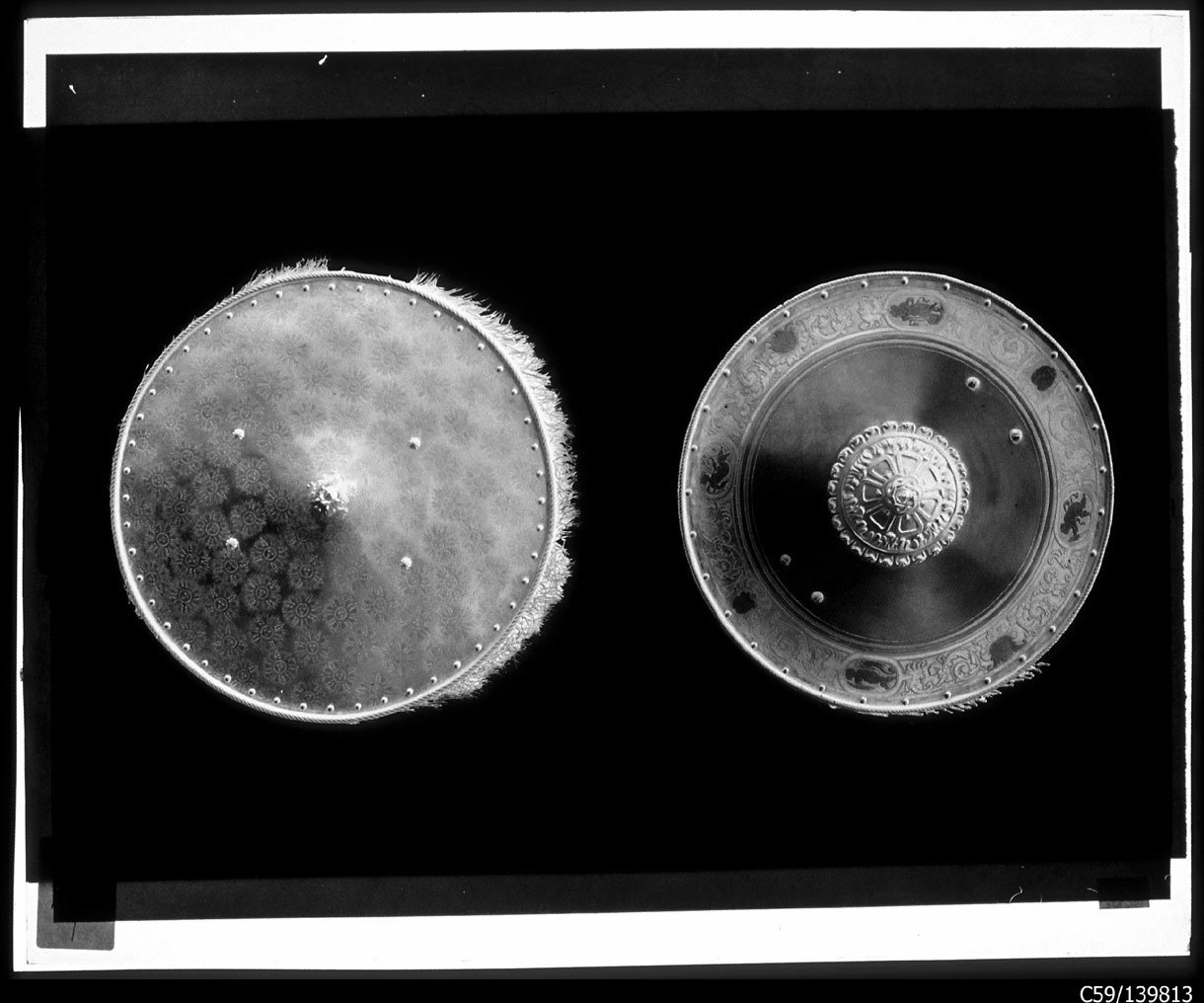 Torino - Armeria Reale - Armi difensive - Armature (parti) - Scudi - F65 - F67 - Emanuele Filiberto di Savoia (negativo) di Anonimo (studio), Berra Bussolino Celestina - Berra Favale Gustava (studio) (XIX)