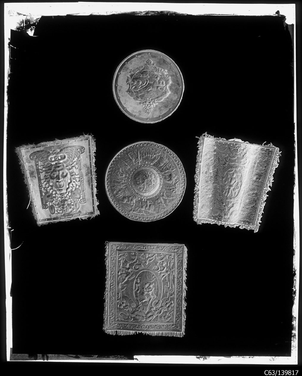 Torino - Armeria Reale - Armi difensive - Armature (parti) - Scudi - F75 - F82 - F83 - F84 - F85 (negativo) di Anonimo (studio), Berra Bussolino Celestina - Berra Favale Gustava (studio) (XIX)