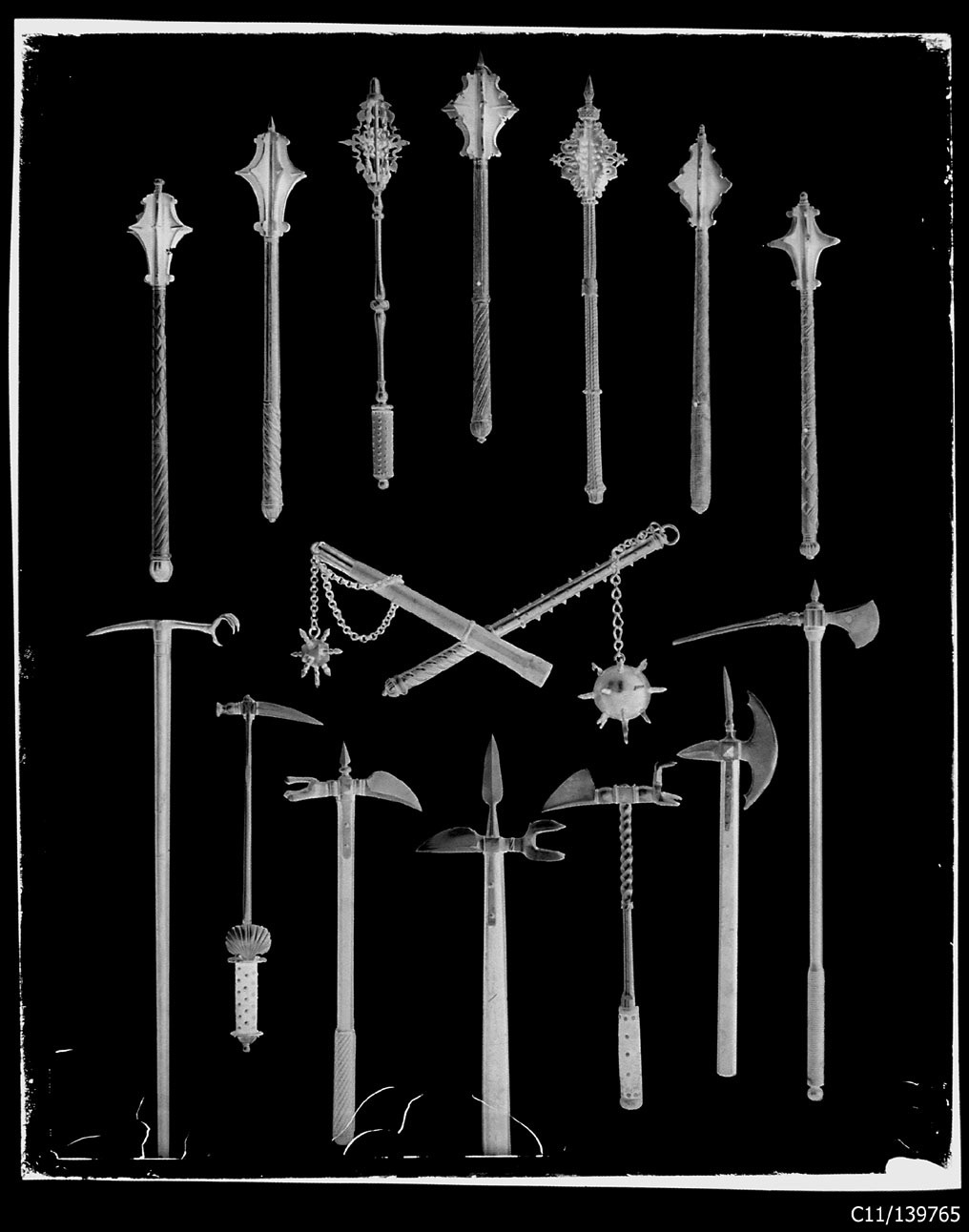 Torino - Armeria Reale - Armi immanicate - Martelli - Mazzafrusti - Mazze - Scuri - I5 - I6 - I28 - I29 - I30 - I32 - I34 - I42 - I48 - I51 - I55 - I61 - I63 - I65 - I66 - I67 (negativo) di Anonimo (studio), Berra Bussolino Celestina - Berra Favale Gustava (studio) (XIX)