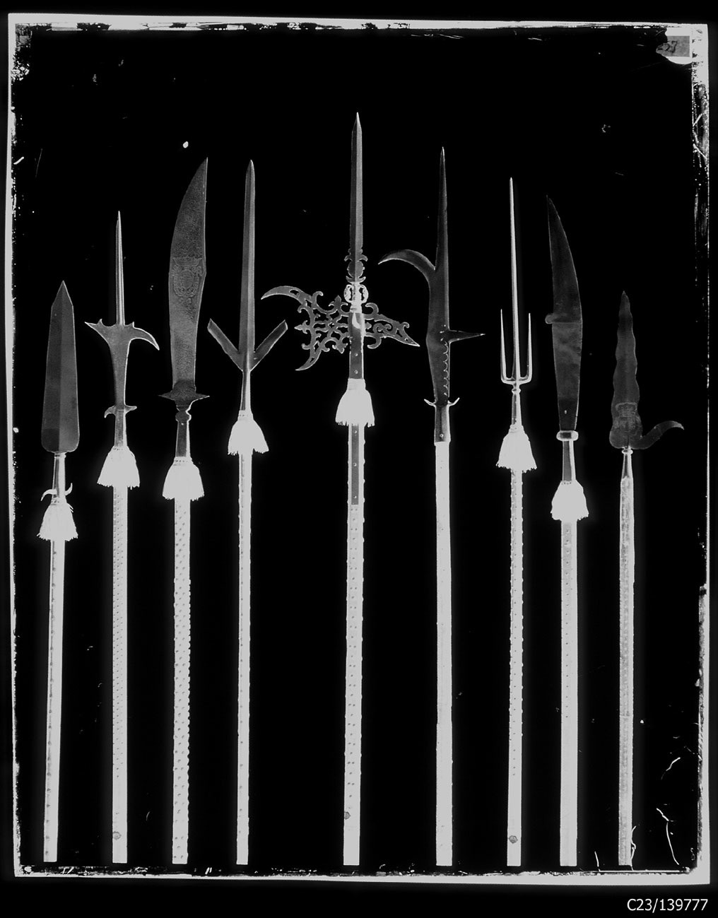 Torino - Armeria Reale - Armi inastate - Alabarde - Corsesche - Falcioni - Partigiane - Cristina di Francia - J2 - J61 - J120 - J129 - J147 - J162 - J216 - J232 - J236 (negativo) di Anonimo (studio), Berra Bussolino Celestina - Berra Favale Gustava (studio) (XIX)