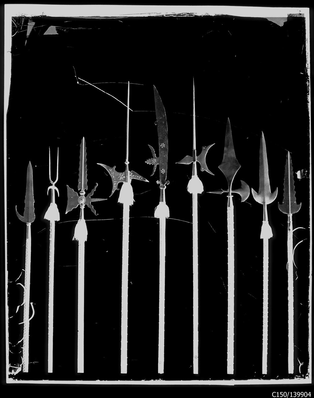 Torino - Armeria Reale - Armi inastate - Alabarde - Falcioni - J19 - J27 - J62 - J63 - J101 - J145 - J190 - J195 - J243 (negativo) di Anonimo (studio), Berra Bussolino Celestina - Berra Favale Gustava (studio) (XIX)