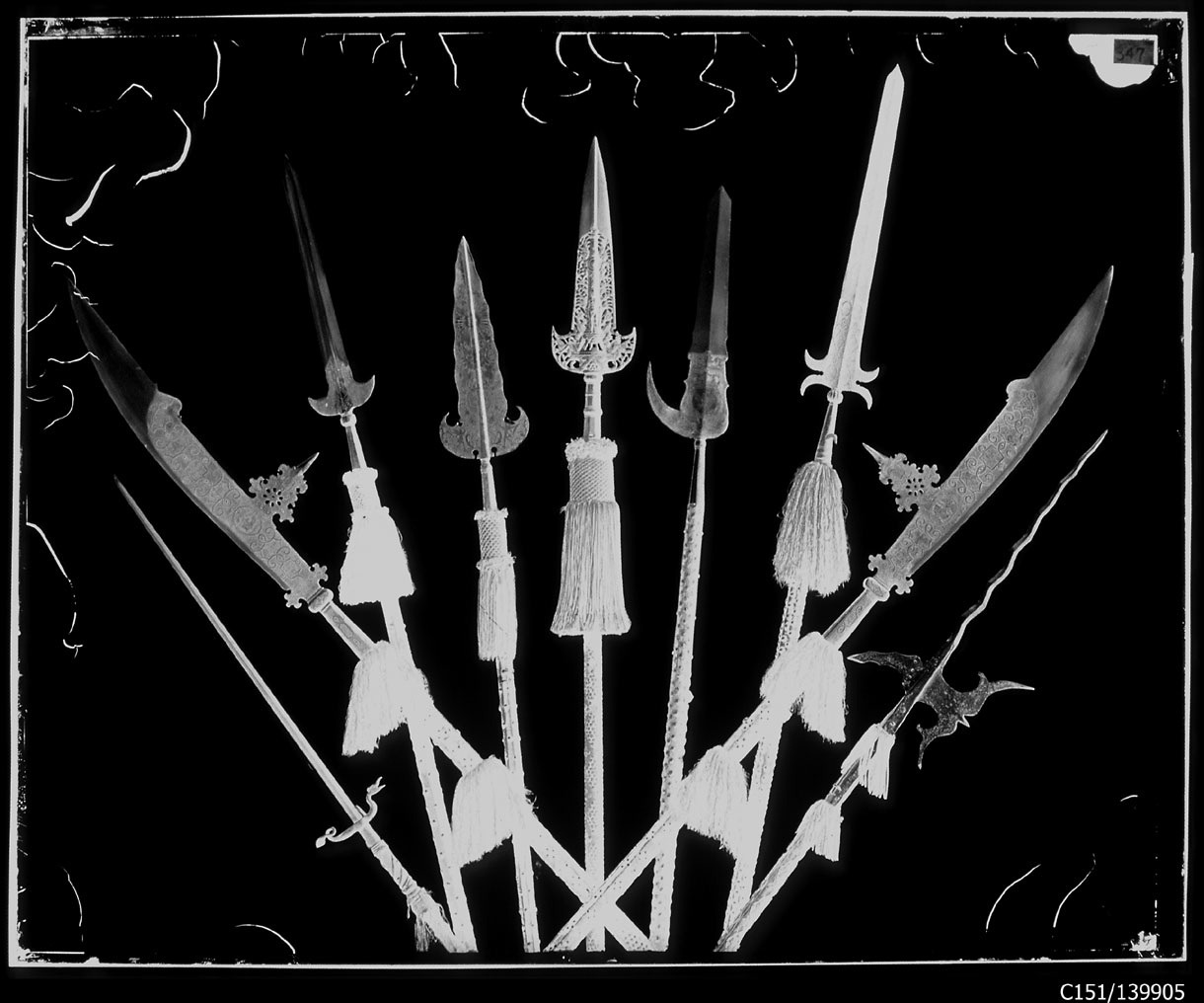 Torino - Armeria Reale - Armi inastate - Alabarde - Falcioni - Luigi XIV - 625 - 626 - 627 - 657 - J119 - J176 - J177 - J178 - J179 (negativo) di Anonimo (studio), Berra Bussolino Celestina - Berra Favale Gustava (studio) (XIX)