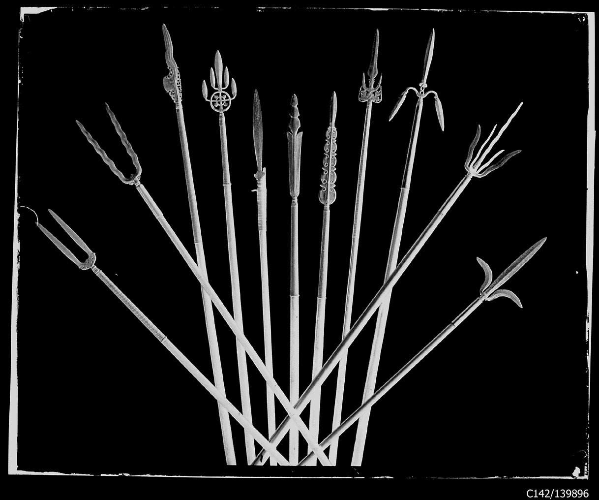 Torino - Armeria Reale - Armi inastate - Armi da lancio - Corsesche - Forche - Picche - J278 - J279 - J283 - J284 - J285 - J291 - J292 - J329 - J330 - J344 - L43 (negativo) di Anonimo (studio), Berra Bussolino Celestina - Berra Favale Gustava (studio) (XIX)