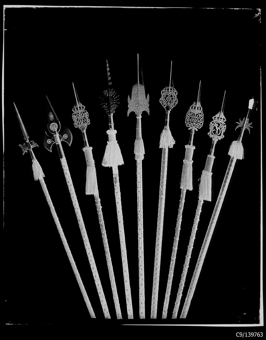 Torino - Armeria Reale - Armi inastate - J36 - J39 - J40 - J180 - J181 - J245 - J246 - J247 - J249 - ( Y36 - Y39 - Y40 - Y180 - Y181 - Y245 - Y246 - Y247 - Y249) (negativo) di Anonimo (studio), Berra Bussolino Celestina - Berra Favale Gustava (studio) (XIX)