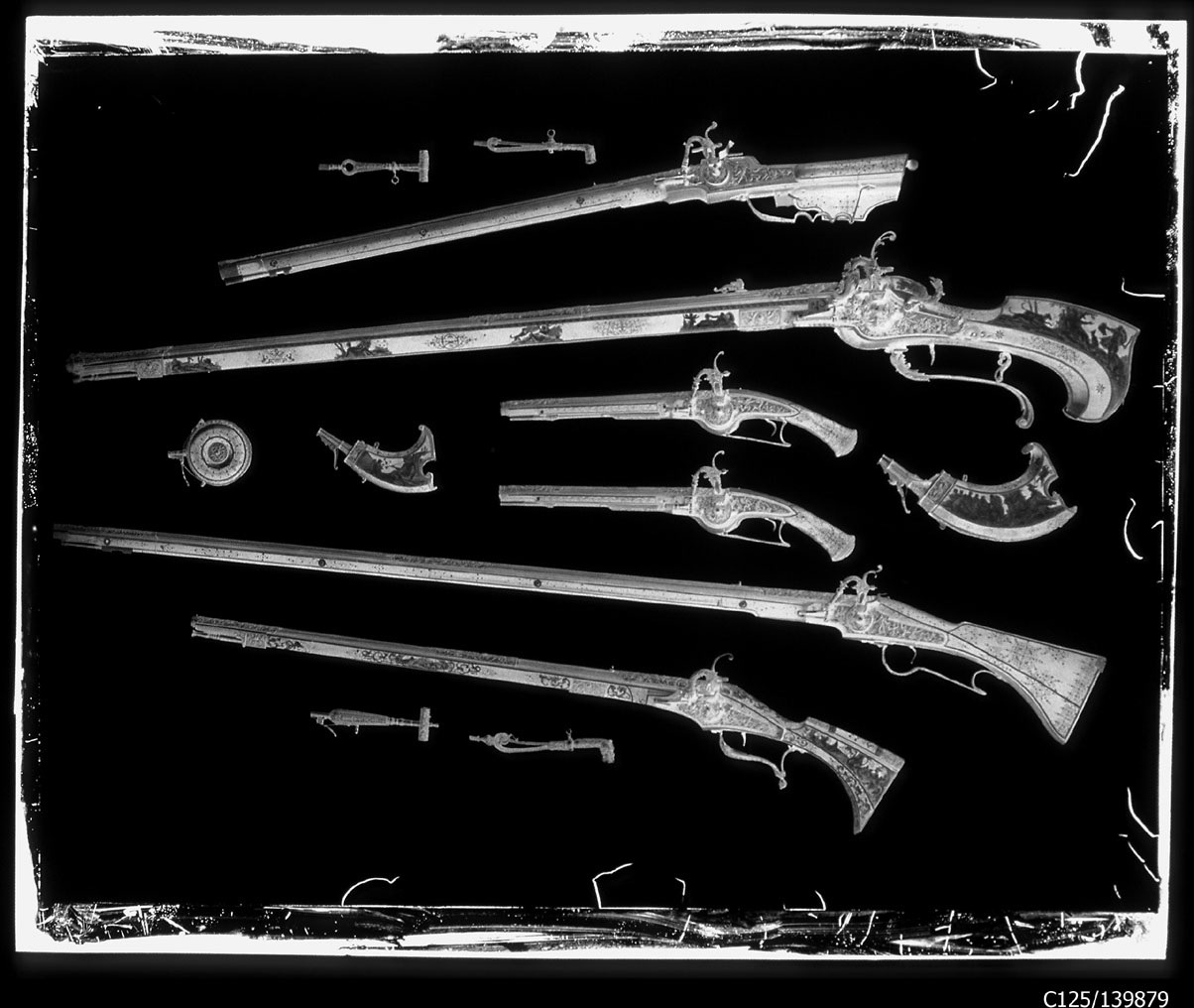 Torino - Armeria Reale - Armi da fuoco lunghe - Armi da fuoco corte - Carlo Emanuele II - Emanuele Filiberto di Savoia - M10 - M11 - M12 - M9 - N'12 - N'13 - N'14 - N'15 - N'22 - N'23 - N'24 - N27 - N28 (negativo) di Anonimo (studio), Berra Bussolino Celestina - Berra Favale Gustava (studio) (XIX)