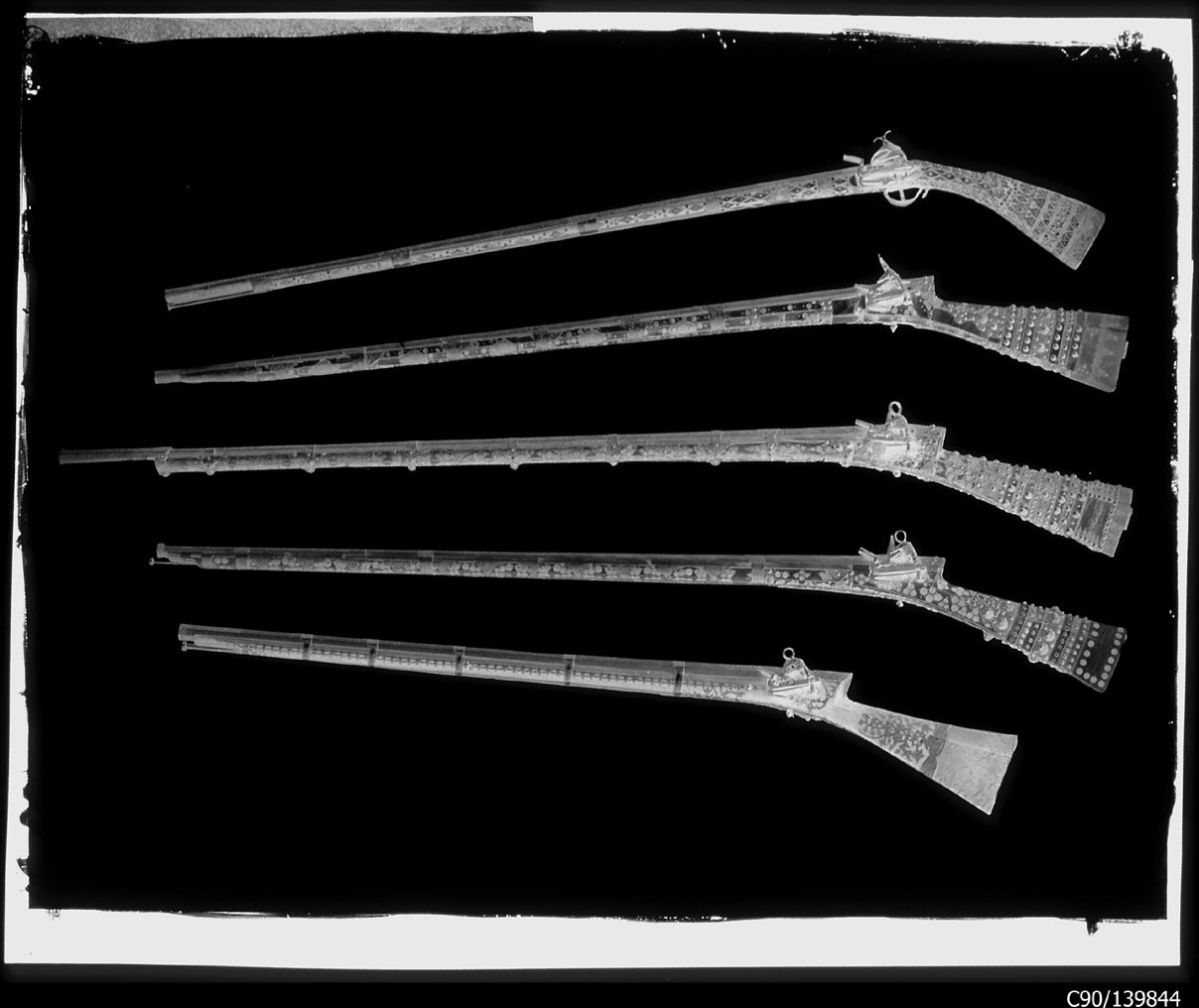 Torino - Armeria Reale - Armi da fuoco lunghe - Archibugi - M132 - M139 - M140 - M141 - M142 (negativo) di Anonimo (studio), Berra Bussolino Celestina - Berra Favale Gustava (studio) (XIX)