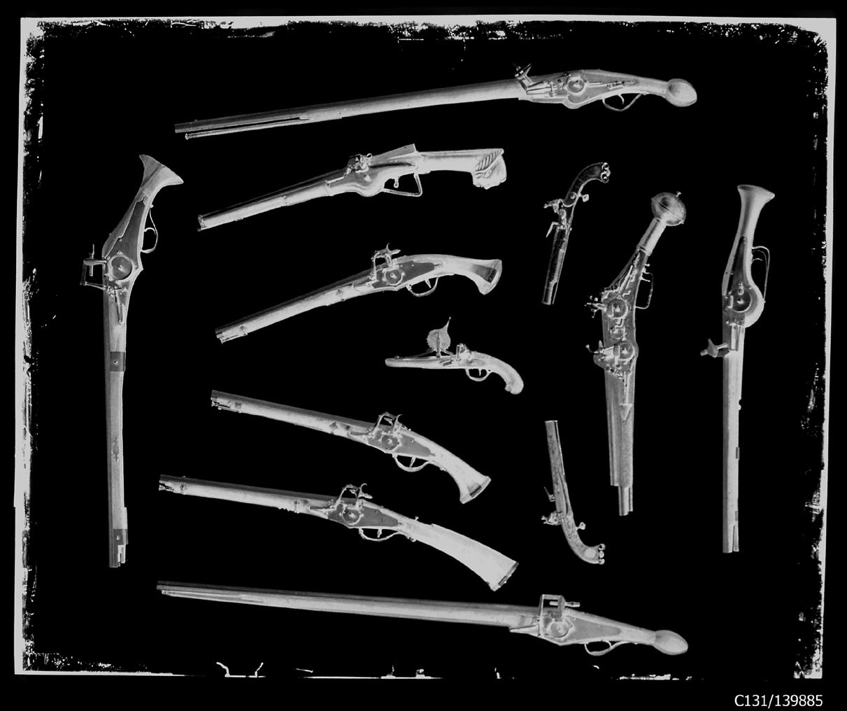 Torino - Armeria Reale - Armi da fuoco corte - Pistole - N13 - N14 - N20 - N32 - N36 - N37 - N40 - N43 - N50 - N84 - N146 - s.n. (N66?) (negativo) di Anonimo (studio), Berra Bussolino Celestina - Berra Favale Gustava (studio) (XIX)