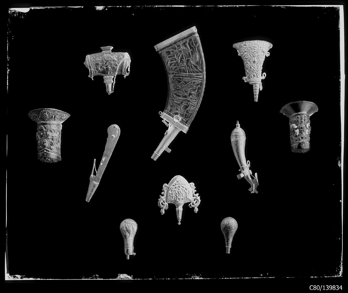 Torino - Armeria Reale - Armi da fuoco - Fiaschette - N'10 - N'11 - N'26 - N'27 - N'28 - N'29 - N'55 - N'58 - N145 - s.n (negativo) di Anonimo (studio), Berra Bussolino Celestina - Berra Favale Gustava (studio) (XIX)