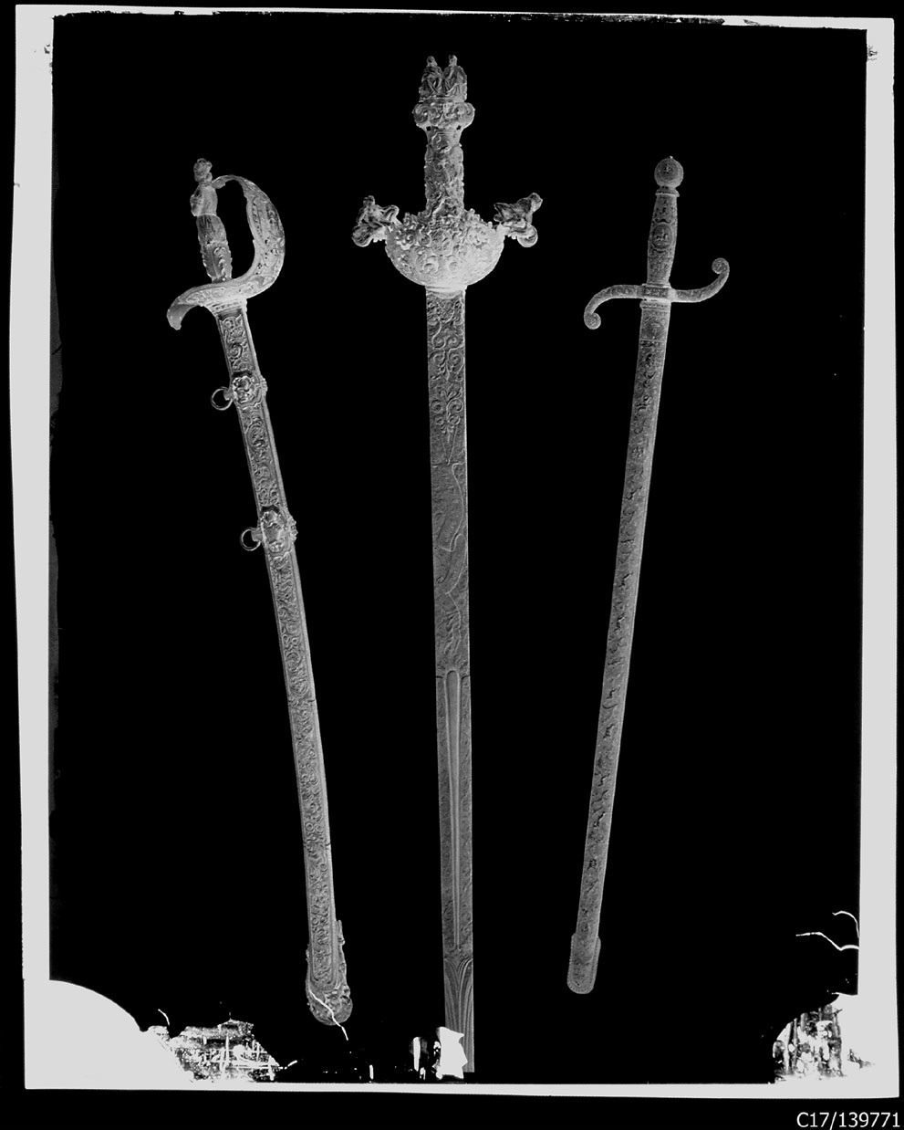 Torino - Armeria Reale - Armi bianche lunghe - Spade - Vittorio Emanuele II - T27 - T29 - T33 (negativo) di Anonimo (studio), Berra Bussolino Celestina - Berra Favale Gustava (studio) (XIX)