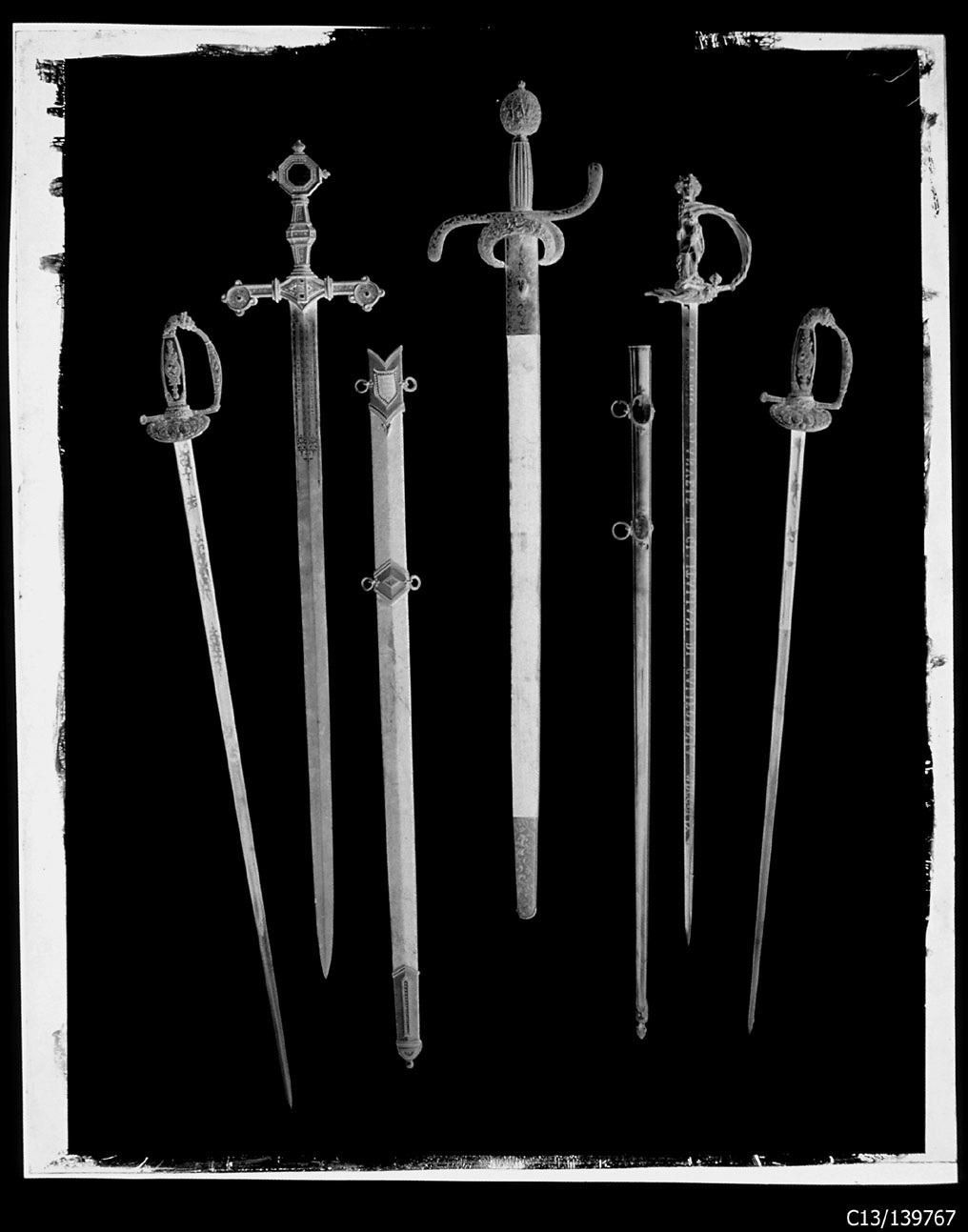 Torino - Armeria Reale - Armi bianche lunghe - Spade - Vittorio Emanuele II - T26 - T30 - T32 - T94 - 537 (negativo) di Anonimo (studio), Berra Bussolino Celestina - Berra Favale Gustava (studio) (XIX)