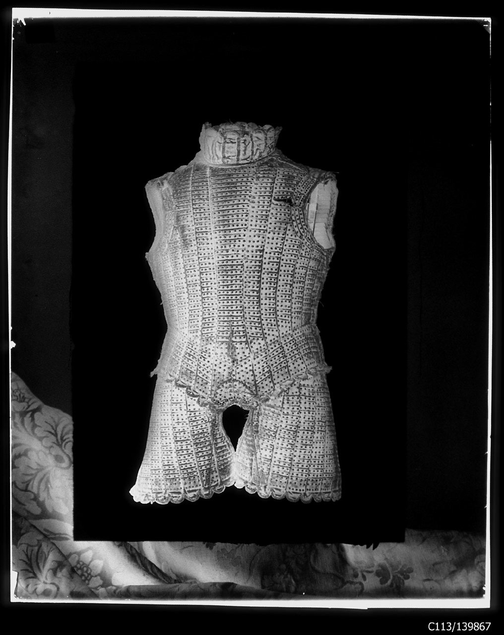 Torino - Armeria Reale - Armi difensive - Armature (parti) - Maglie - Umberto I - U79 (negativo) di Anonimo (studio), Berra Bussolino Celestina - Berra Favale Gustava (studio) (XIX)