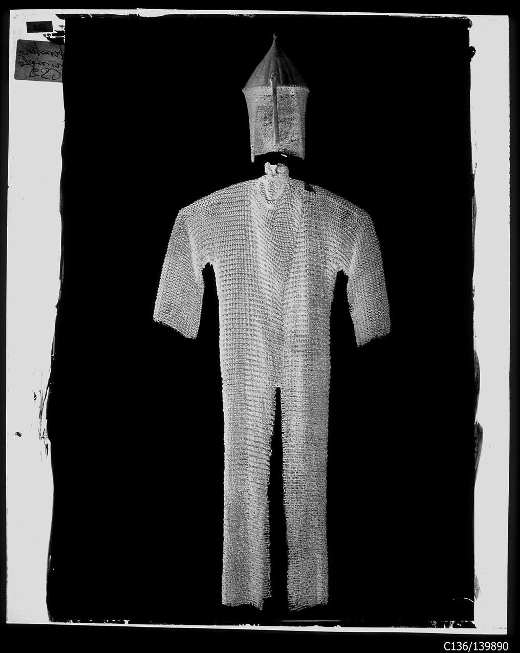 Torino - Armeria Reale - Armi difensive - Armature (parti) - Maglie - 692 (negativo) di Anonimo (studio), Berra Bussolino Celestina - Berra Favale Gustava (studio) (XIX)