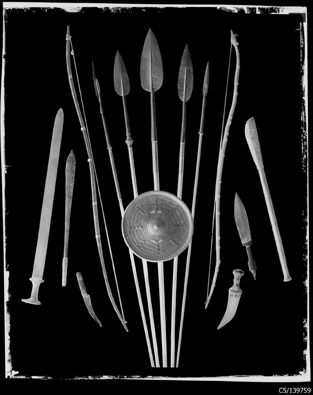 Torino - Armeria Reale - Armi bianche corte - Armi inastate - Armi da lancio - Scudi - Africa - 720 - 721 - 727 - 729 - 731 - 732 - 736 - 737 - 739 - 747 - 749 - 751 - 753 - 757 (negativo) di Anonimo (studio), Berra Bussolino Celestina - Berra Favale Gustava (studio) (XIX)