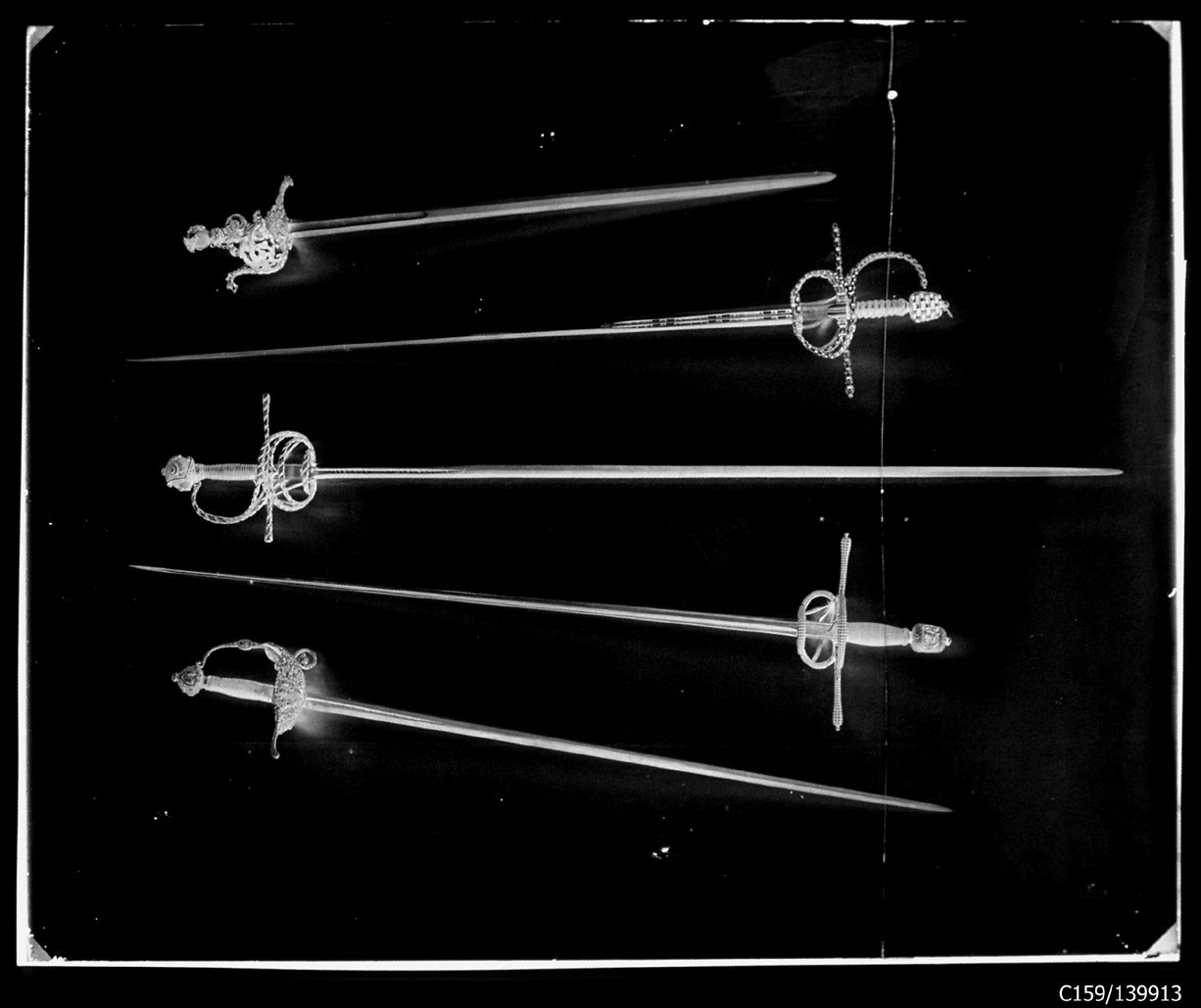 Torino - Armeria Reale - Armi bianche lunghe - Spade - G36 - G52 - G75 - G118 - G119 (negativo) di Berra Bussolino Celestina - Berra Favale Gustava (studio) (XIX)