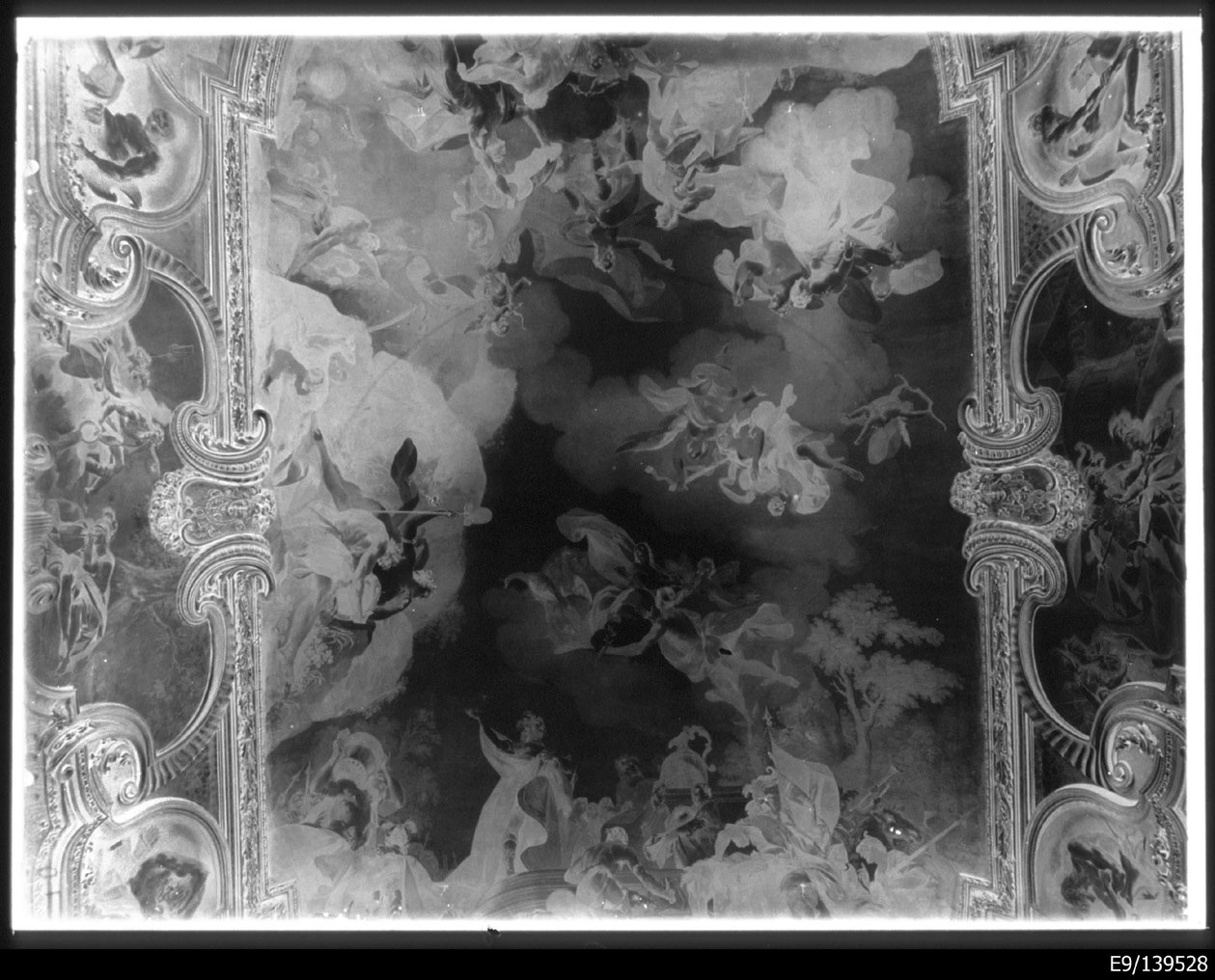 Torino - Armeria Reale - Interni - Galleria Beaumont - Affreschi (negativo) di Anonimo (prima metà XX)