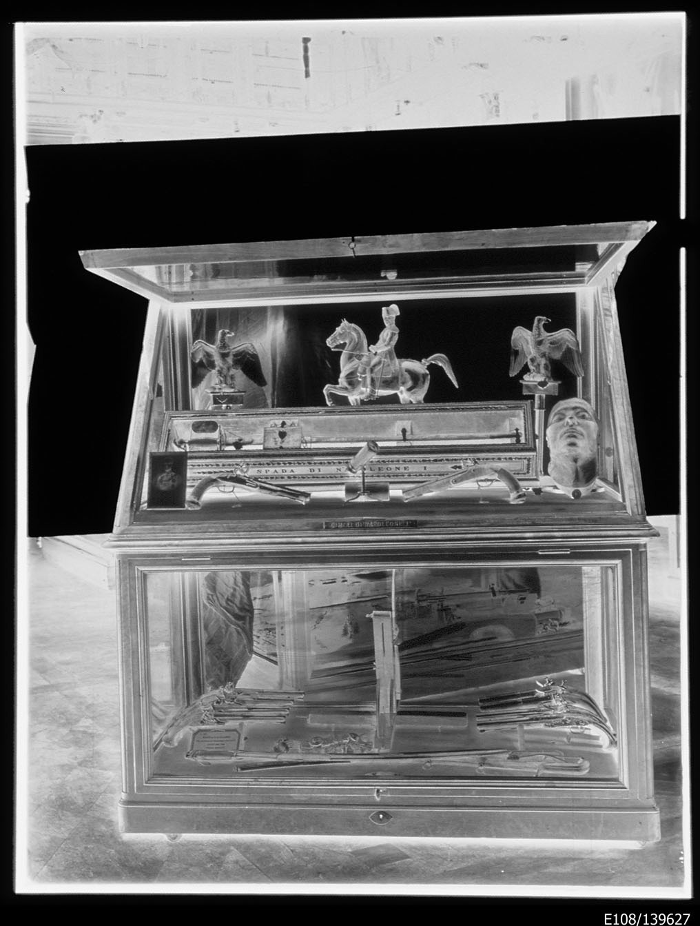 Torino - Armeria Reale - Interni - Vetrine - Armi - Napoleone I (negativo) di Anonimo (secondo quarto XX)