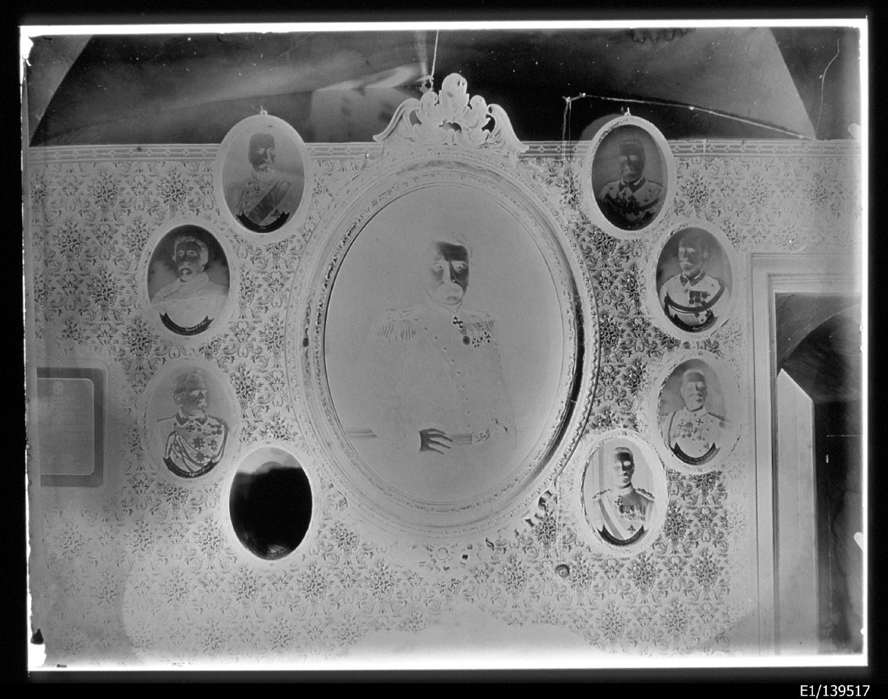 Torino - Armeria Reale - Militari - Ritratti (negativo) di Anonimo (secondo quarto XX)