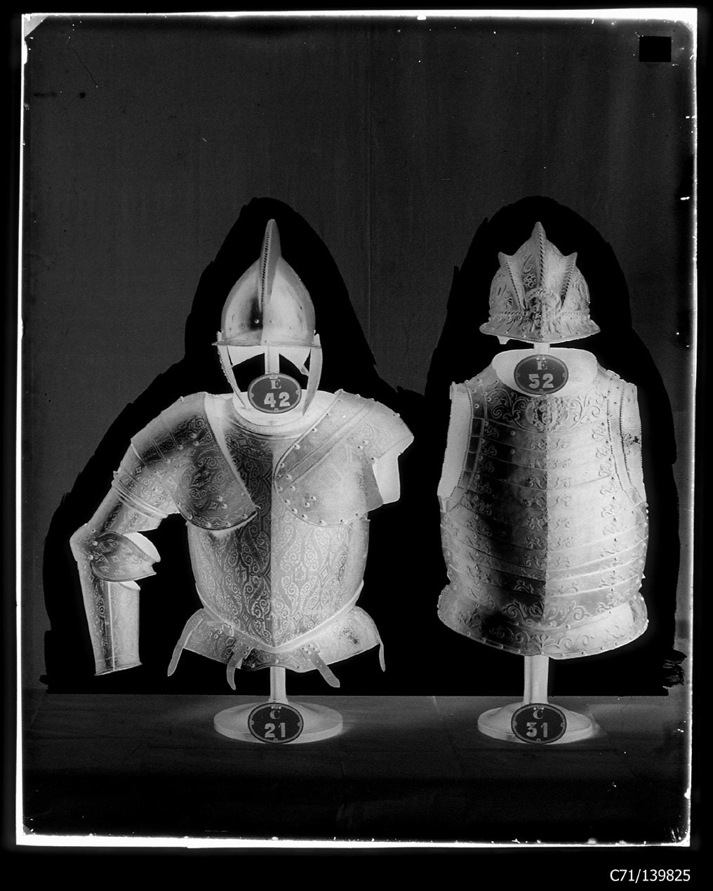 Torino - Armeria Reale - Armi difensive - Armature (parti) - Corazze - Elmi - Della Cesa - C21 - C31 - E42 - E52 (negativo) di Berra Bussolino Celestina - Berra Favale Gustava (studio) (ultimo quarto XIX)