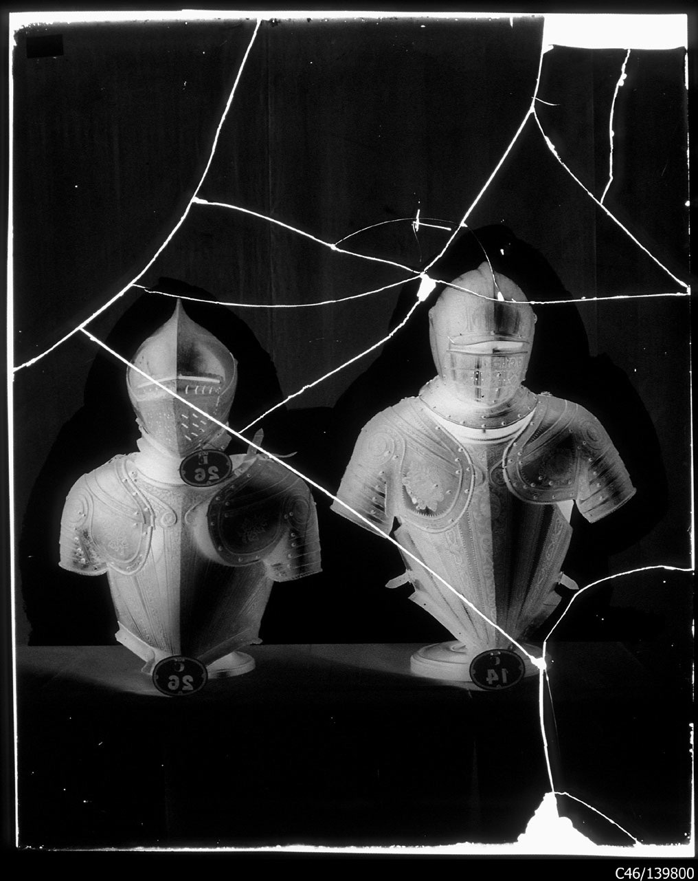 Torino - Armeria Reale - Armi difensive - Armature (parti) - Corazze - Elmi - C14 - C26 - E26 (negativo) di Berra Bussolino Celestina - Berra Favale Gustava (studio) (ultimo quarto XIX)