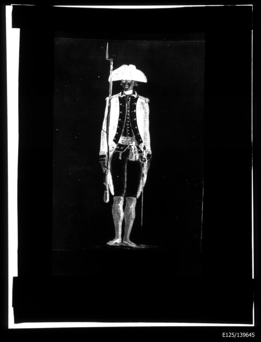 Torino - Armeria Reale - Armi difensive - Armature (parti) - Elmi - E52 (negativo) di Anonimo (secondo quarto XX)