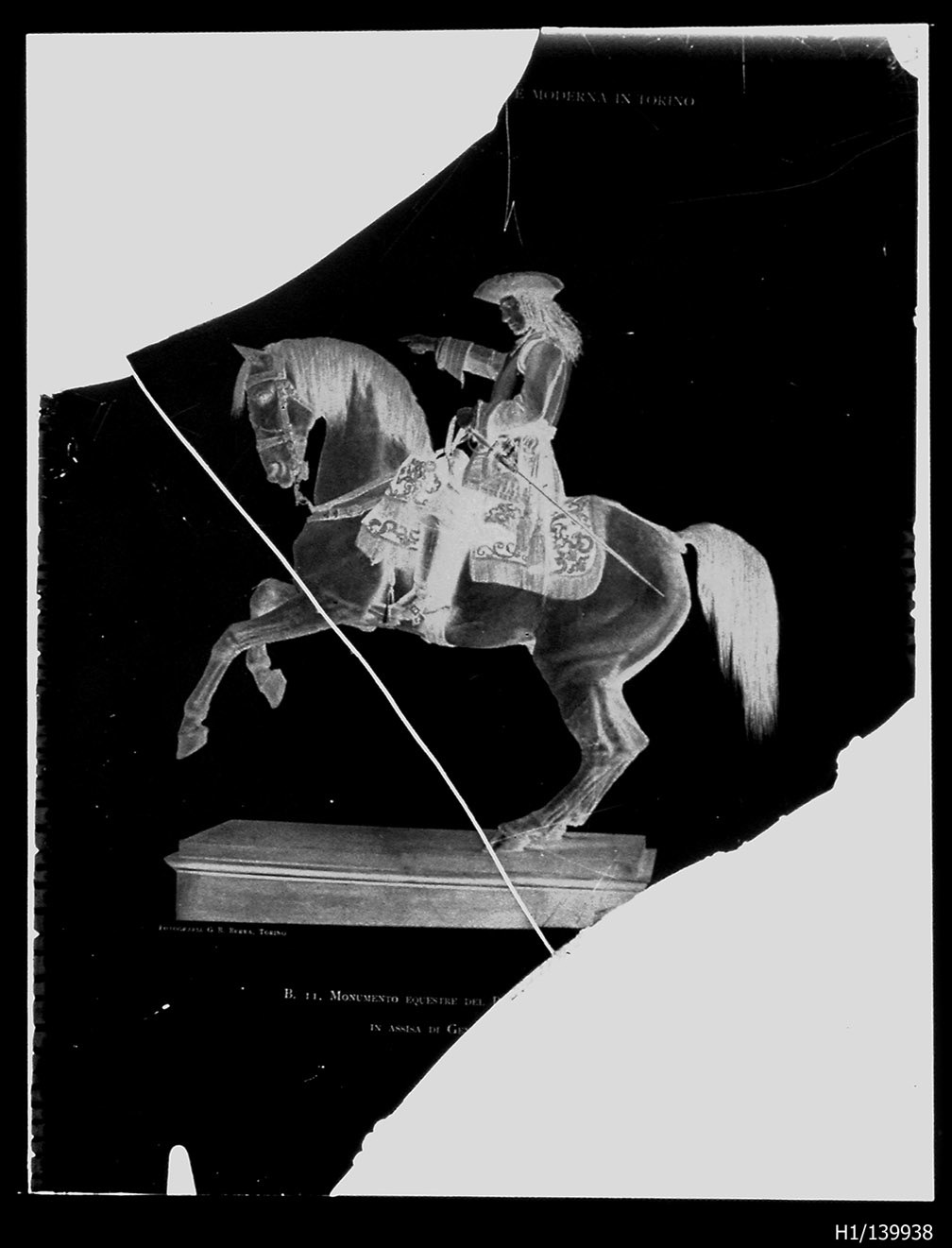 Torino - Armeria Reale - Armi difensive - Armature equestri - B11 - Eugenio di Savoia - Pubblicazioni - Riproduzioni - Avogadro di Quaregna (negativo) di Anonimo (studio) (primo quarto XX)