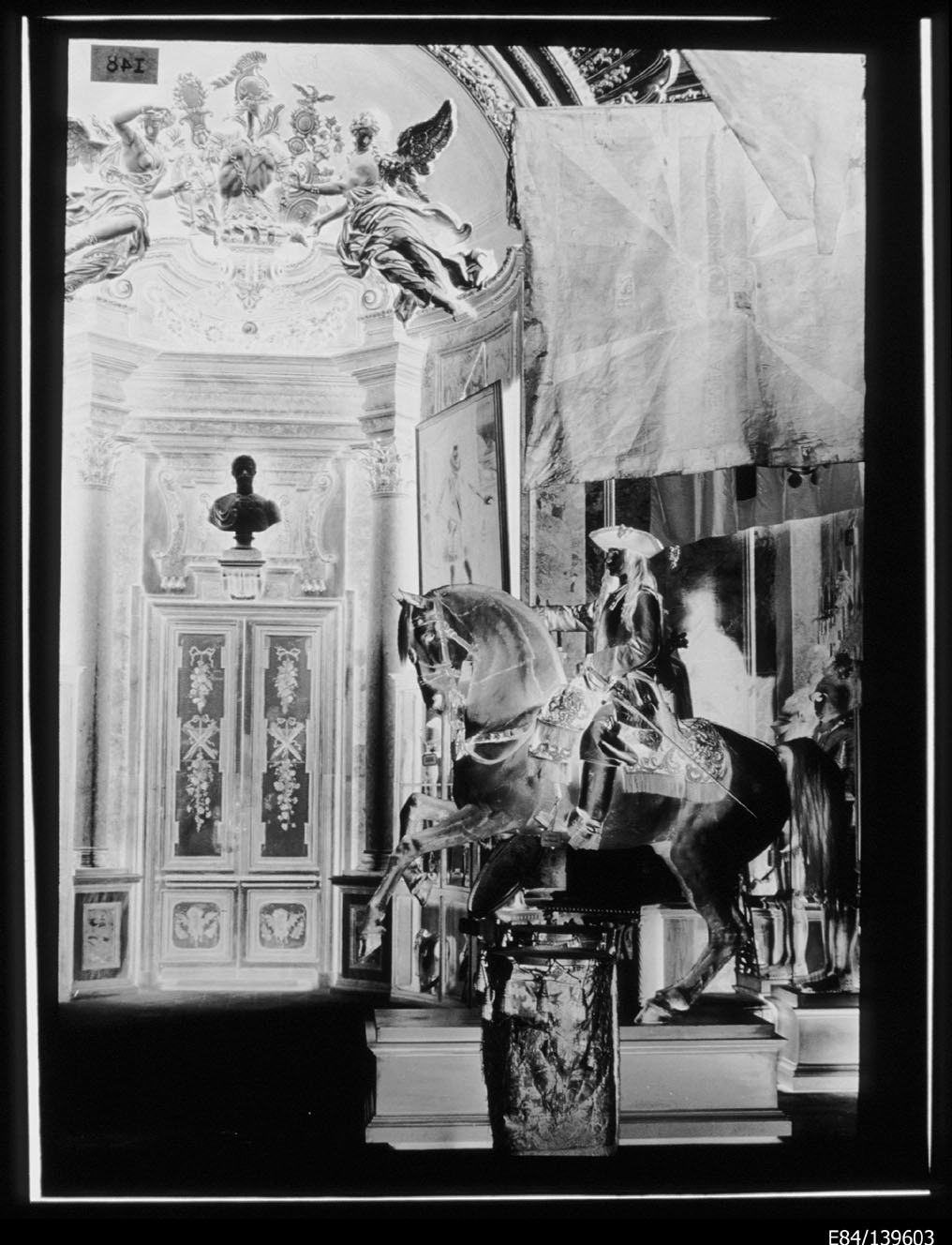Torino - Armeria Reale - Interni - Galleria Beaumont - Vedute - Armature equestri - Bandiere - Eugenio di Savoia (negativo) di Anonimo (secondo quarto XX)