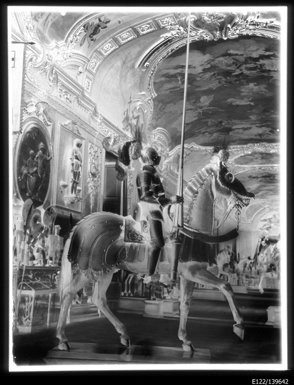 Torino - Armeria Reale - Vedute - Armi difensive - Armature equestri - B12 (negativo) di Anonimo (secondo quarto XX)